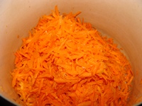 очищенную морковь натираем на терке