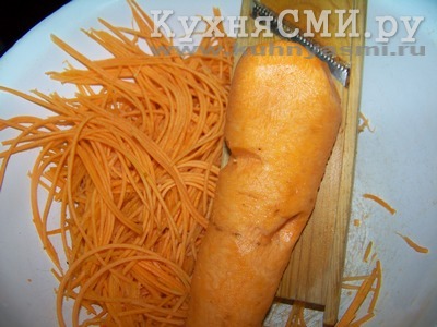 Морковь истираем на специальной терке для морковки по-корейски