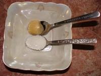 В отдельную посуду положить соль и мед