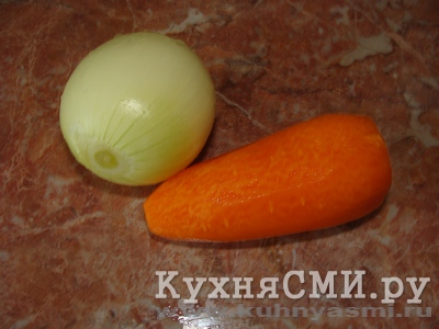 Тем временем очистить одну морковку и одну репчатую луковицу