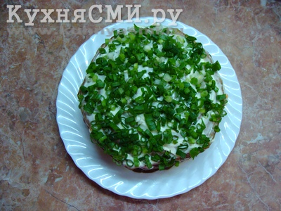 Верх торта смазываем майонезоми посыпаем зеленым луком