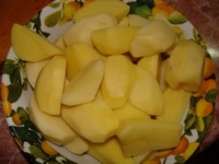 Очищенный картофель нарезаем вдоль на 4-6 частей