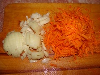 Мелко нарезать лук, натереть морковь