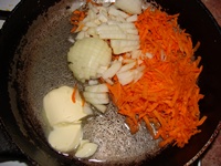 Лук с морковью обжарить на сливочном масле
