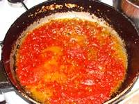 На том жиру, что готовились крылышки, припускаем томатную пасту с сахаром