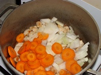Добавить лук и морковь