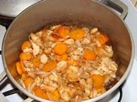 Обжарить морковь и лук вместе с курицей до мягкости овощей