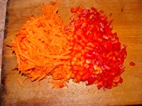 Морковь потереть на терке, перец покрошить мелко