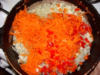 Добавить в сковороду морковь и перец
