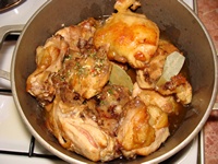 Добавить к жареной курице соль, специи и яблочный сок