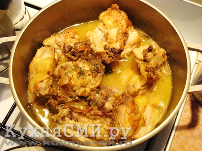 Накрыть крышкой и тушить курицу в яблочном соке около 1 часа