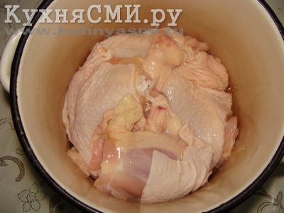Для приготовления этого блюда понадобятся куриные бедрышки или окорочка со шкуркой