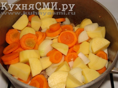 Сразу всыпать крупно порезанные кусочками картошку, лук, морковь