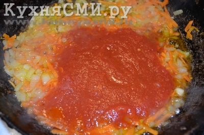 Лук с морковью обжарить с добавлением томатного соуса