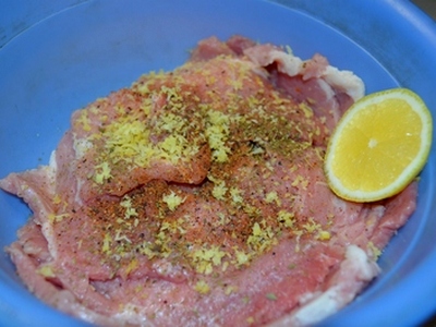 Замариновать отбитое мясо с добавлением соли, специй и лимонного сока с цедрой