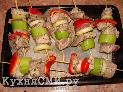 На палочки для люля-кебаб нанизать поочередно куски маринованной свинины и овощи