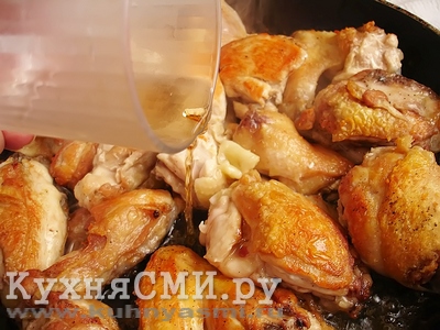 Обжарив курицу до румяной корочки, добавить вино и измельченный чеснок