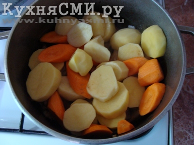 Добавить картофель и морковь