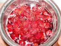 Ставим ягоды с сиропом на огонь