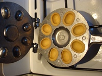 выпекаем половинки орехов в формочке на газовой конфорке