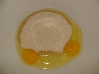 в тесто идут два яйца, стакан сахара