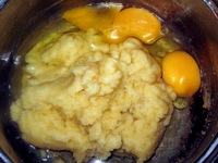 Из муки, воды и маргарина заварить тесто, ввести сырые яйца