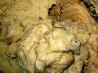 Картофельное пюре и заварное тесто смешать в пропорции 1:1 по объему