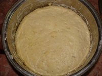Ставим дрожжевое тесто в теплое место, чтобы подошлои увеличилось в 2-3 раза