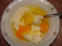 В массу добавить сырые яйца