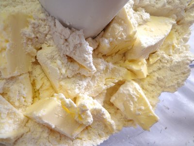 Масло или маргарин перетереть с мукой в крошку