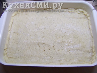 В смазанной маслом форме распределяем тесто, формируя бортики