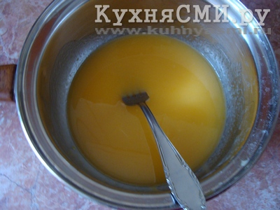 Смешиваем яйца с маслом до однородности