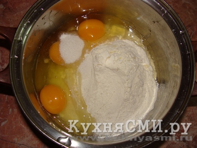 Добавляем яйца и ванильный сахар
