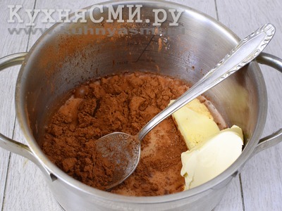 Соединить сахар, какао, молоко и масло